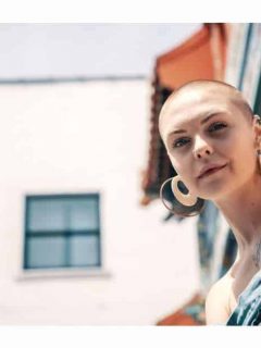How-to-dress-with-a-shaved-head-woman-and-look-feminine-in-bald-head
