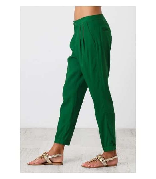What to wear with emerald green pants? 18 outfit combos to look refreshed!