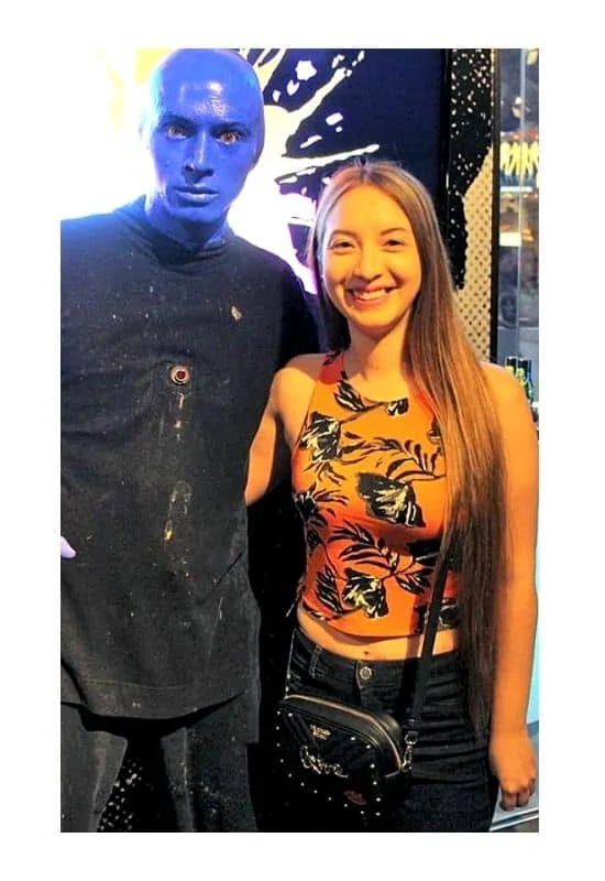 What to wear to the blue man group in summer