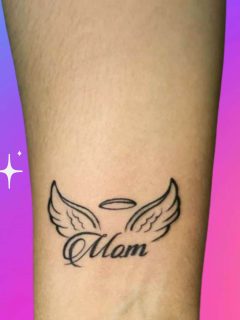 Mom tattoos on wrist