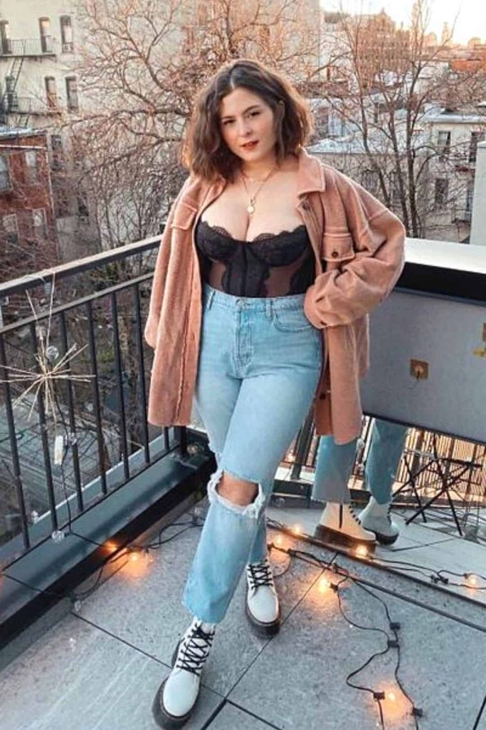 Corset top and jeans curvy woman