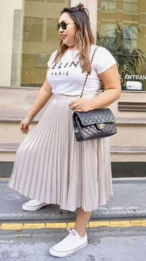 PLUS SIZE pleated skirt with sneakers